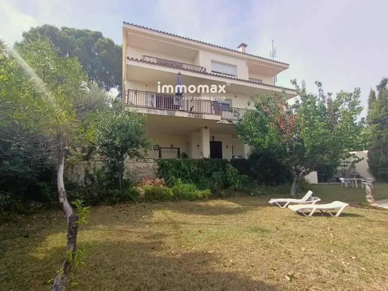 Chalet en Castelldefels con Piscina y Vistas al Mar