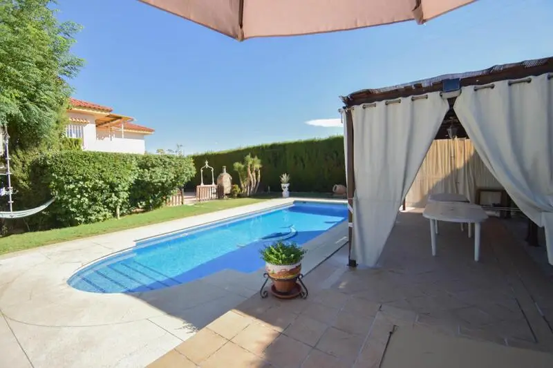 Villa de 7 Dormitorios en Otura Gran Parcela Piscina y Garaje