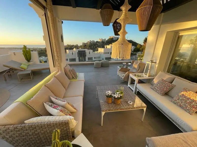 Apartamento de Lujo en Benahavis con Terraza de 100m2 y Vistas Panorámicas