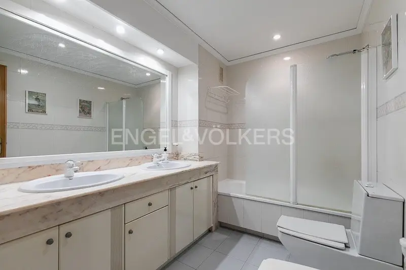 Apartamento en Valencia 4 dormitorios 2 baños Alquiler