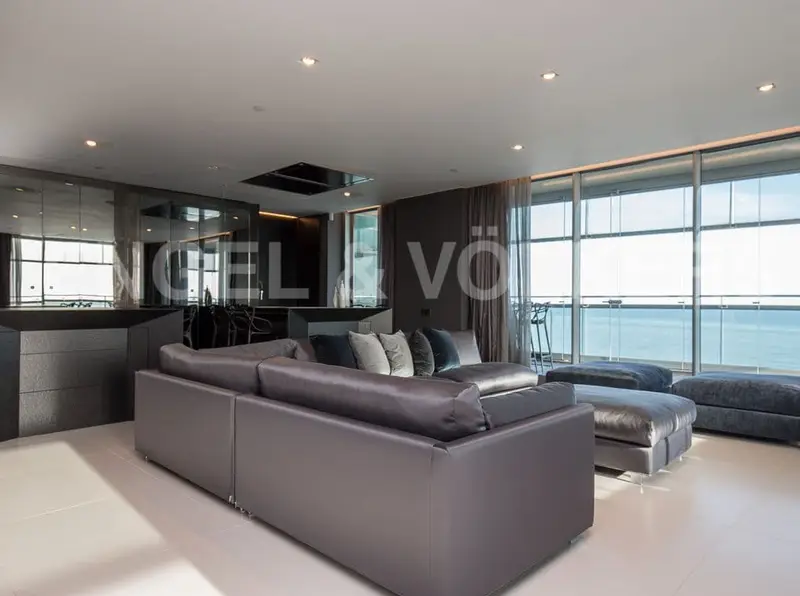 Dúplex de Lujo en Diagonal Mar con Vistas al Mar