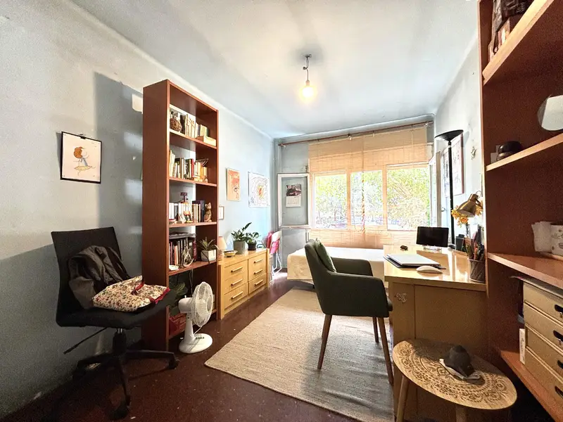 Piso en venta. Fantástico piso de 3 habitaciones y un baño, con balcón y ascensor a solo 1 min de la estación de los F.G.C