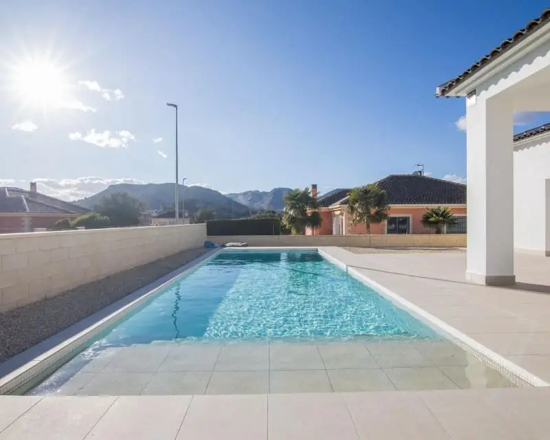 Villa Moderna en Pinoso con Piscina y Placas Solares
