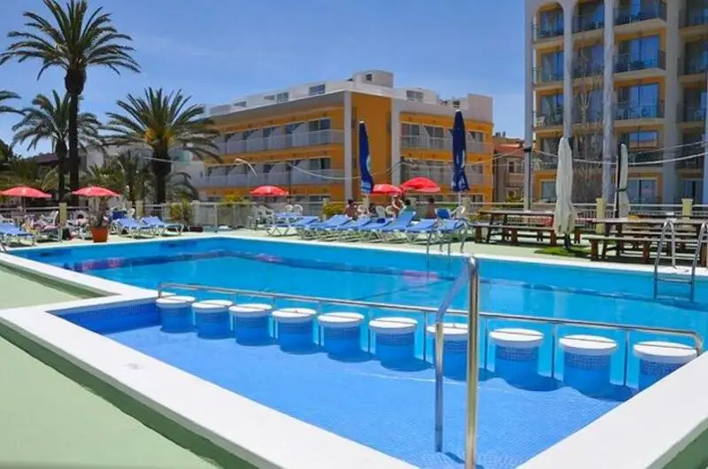 Complejo Turistico Cala Ratjada: Chalet, Negocios y 21 Viviendas Posibles