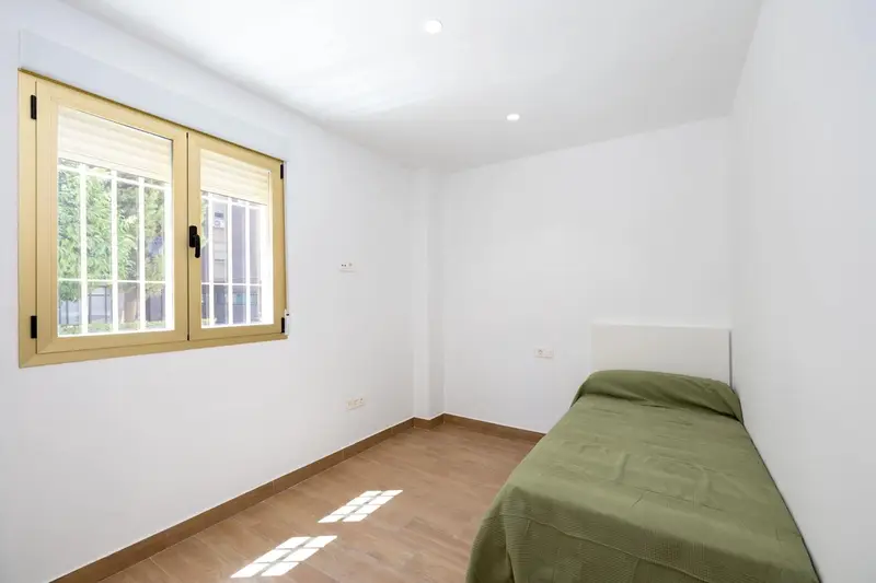 Piso Reformado en Granada: 3 Dormitorios, 2 Baños, Zona Privada