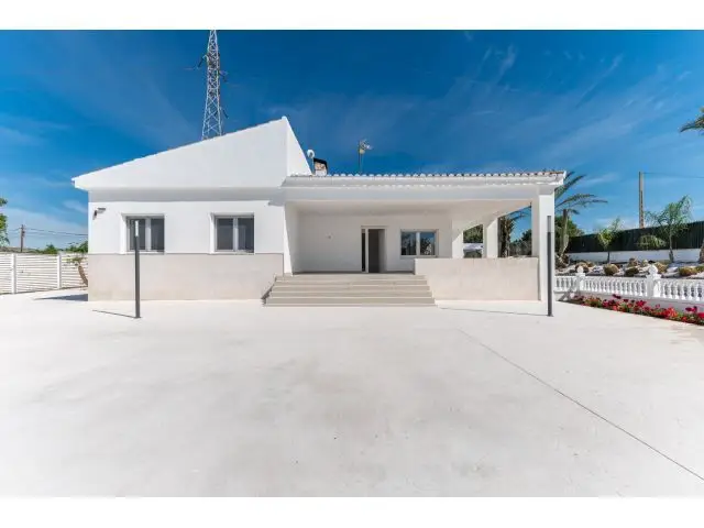 Chalet de Lujo en Elche con Piscina y Nave