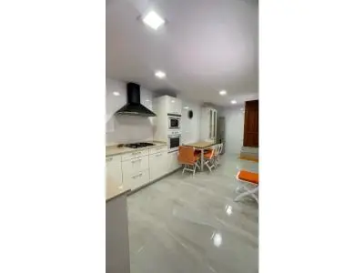 Casa en Planta Baja con 5 Dormitorios y Garaje
