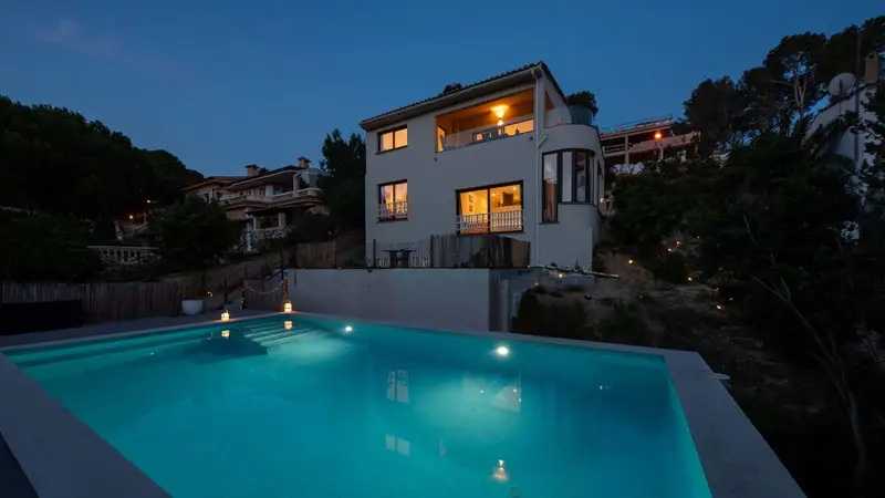 Chalet en Costa de la Calma Mallorca: Villa Moderna con Vistas al Mar