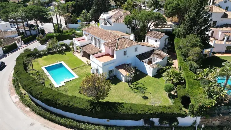 Villa en Nueva Andalucía con Vistas al Mar