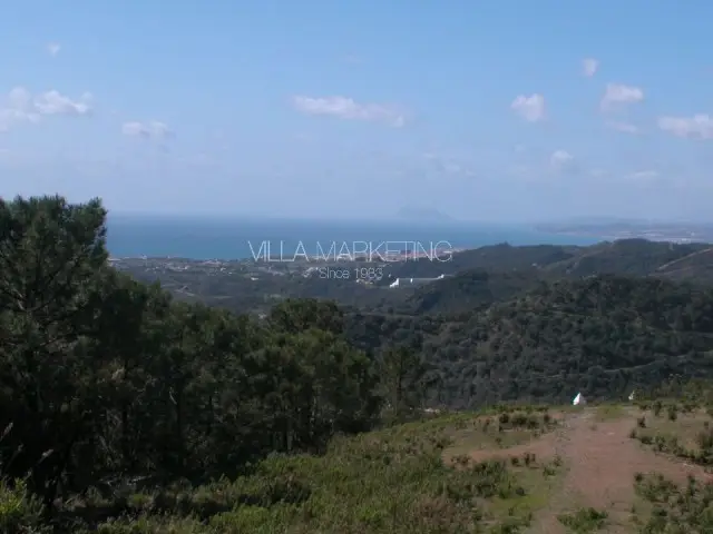 Terreno en Venta con Vistas Panorámicas en Estepona
