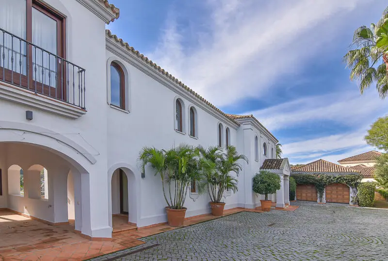 Villa de Lujo en Sotogrande con Vistas al Golf