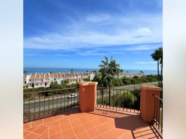 Atico Duplex en Puerto de la Duquesa con Vistas al Mar