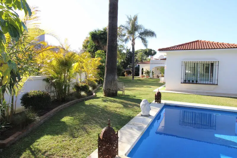 Villa Moderna en Los Monteros 4 Dormitorios