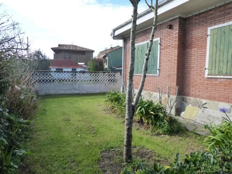 Venta Parcela en Avilés con Casa para Reformar