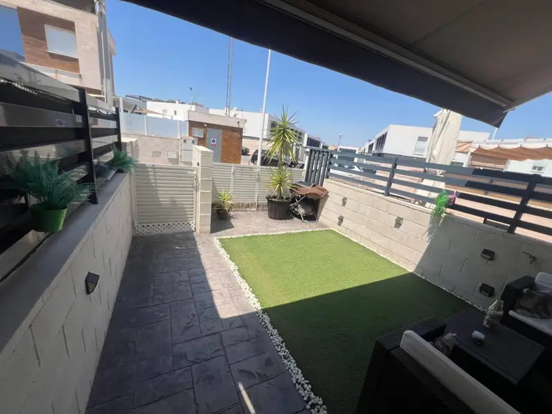 Bungalow en Gran Alacant con Piscina y Terraza