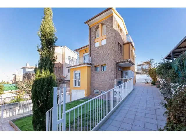 Chalet con Piscina en Urbanizacion Privada