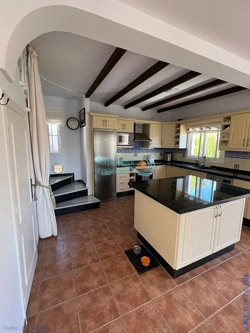 Chalet con Piscina Privada en Nerja Cerca de la Playa