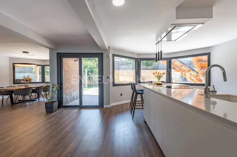 Chalet Moderno en Corbera de Llobregat con Jardin y Piscina