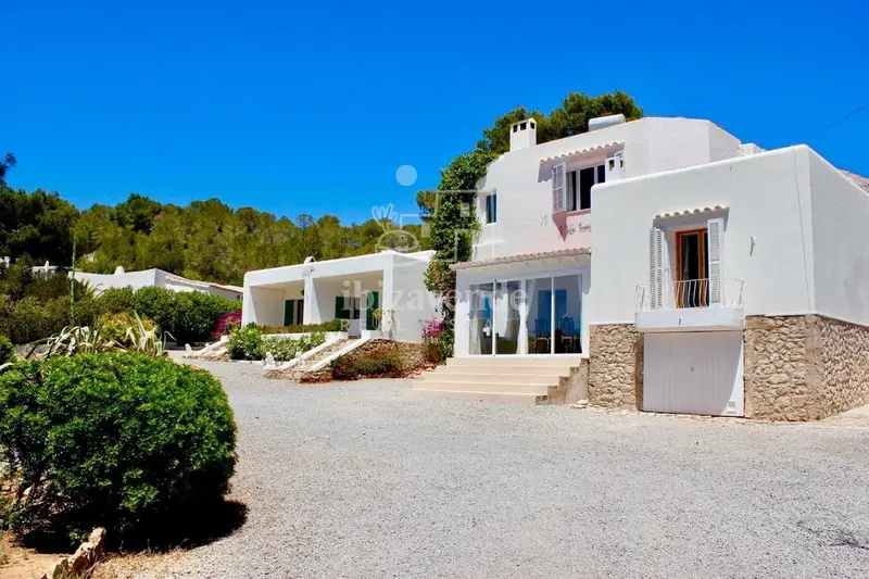 Chalet en Venta en Ibiza: Finca con 3 Casitas y Piscina