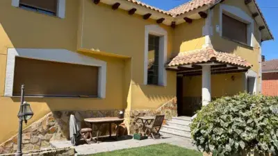 Chalet en Venta en El Casar: 4 Habitaciones, Piscina y Bodega