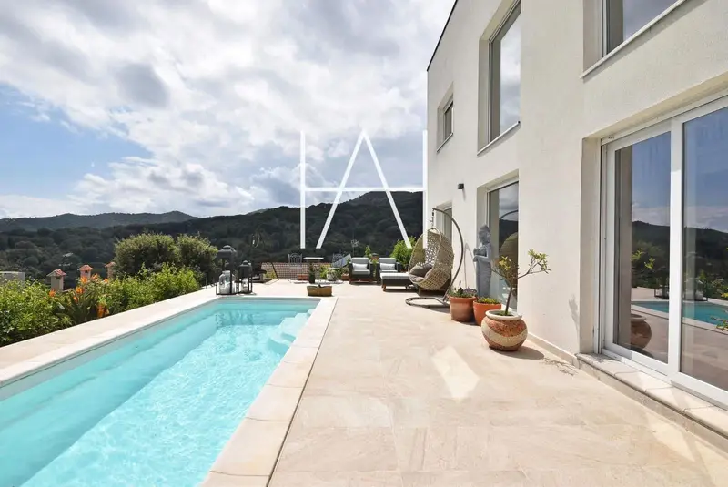 Chalet en Alella con Piscina y Vistas al Mar