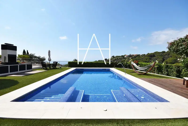 Chalet en Alella con dos viviendas independientes y jardin