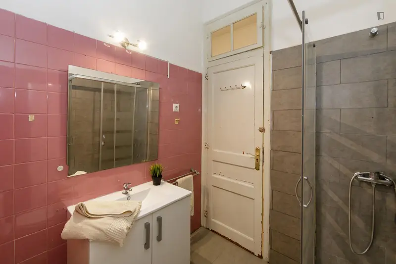 Habitaci	ón en piso de 5 dormitorios cerca de la Universitat de Barcelona