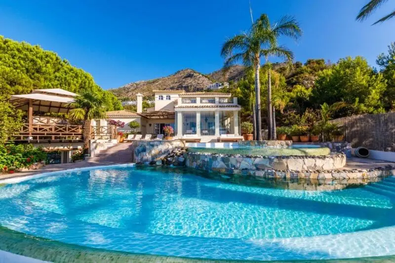 Villa de Lujo en Mijas con Vistas al Mar y Casa de Invitados