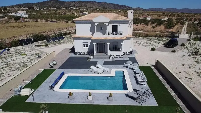 Villa en Pinoso con Piscina Climatizada y Vistas Espectaculares