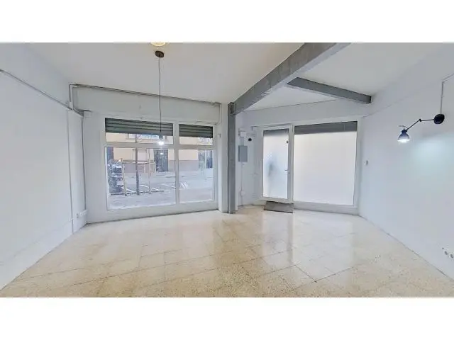 Local Comercial Esquinero en Poble Sec