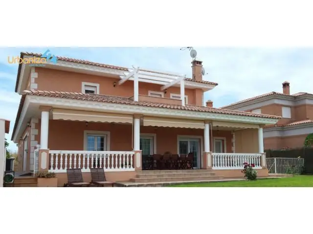 Chalet con Piscina y Garaje Doble en Badajoz
