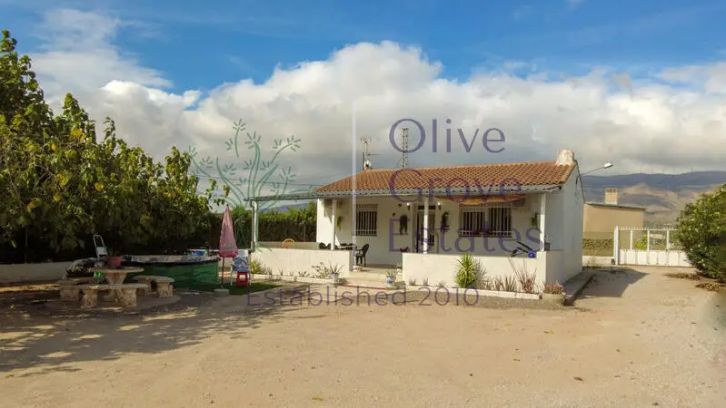 Casa de Campo con 3 Dormitorios y Gran Terreno en Caudete