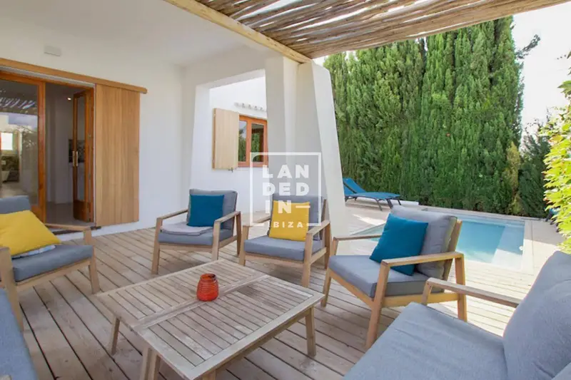 Chalet en venta en Ibiza con piscina privada y anexo