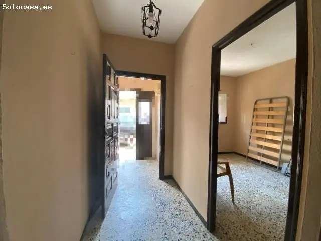Planta Baja con Garaje Privado en Los Barrios - Ideal para Reformar
