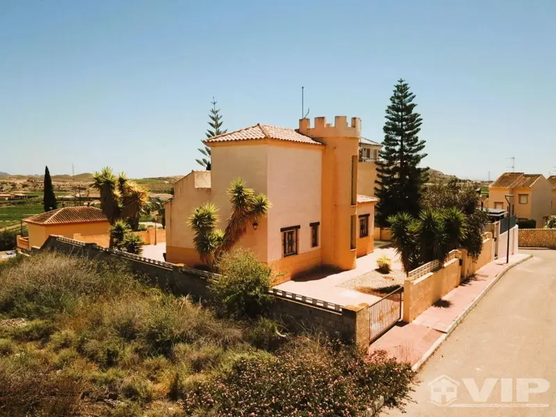 Chalet en Vera Ciudad con Piscina Privada y Vistas al Mar