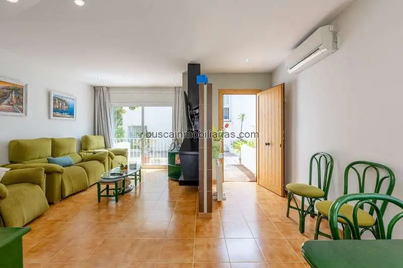 Casa en Venta en Cunit con Piscina y Jardin Privado