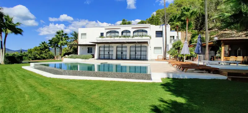 Villa de Lujo en Ibiza con Piscina y Vistas al Mar