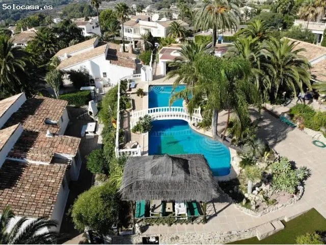 Chalet y Bungalows en Calpe: Piscina, Jardín Tropical y Gran Capacidad