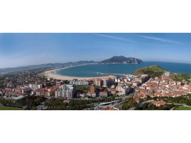 Edificio en Laredo con 26 habitaciones dobles y vistas al mar