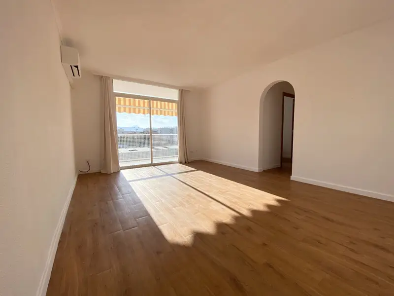 Apartamento en Es Molinar con Vistas al Mar y Garaje