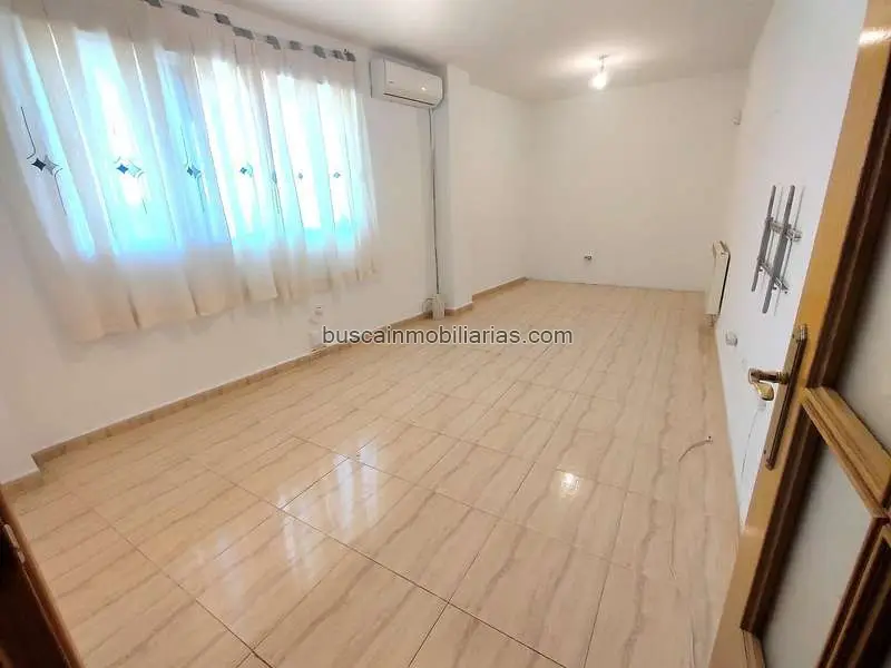 Piso en venta en Cedillo del Condado: 3 habitaciones, 2 baños, garaje y patio