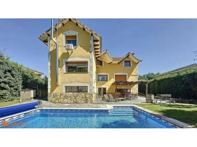 Casa en El Casar con Piscina y Bodega - 4 Dormitorios