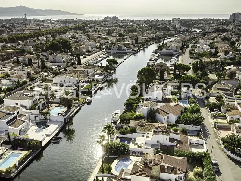 Chalet en Empuriabrava con amarre y piscina