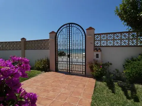 Casa Villa 4 Dormitorios Primera Linea de Playa Marbella