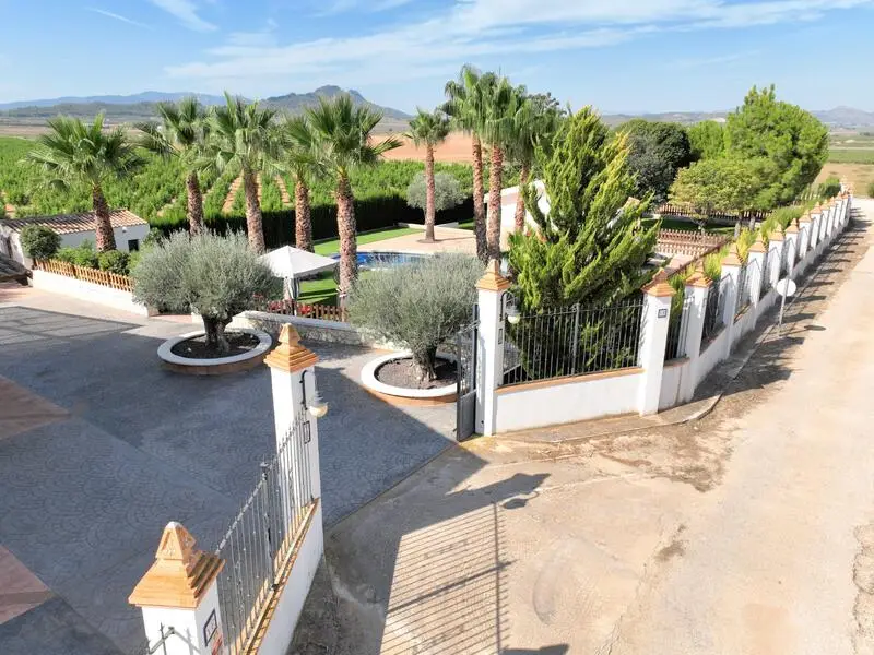 Finca de Lujo en Yecla 478m2 4 Dormitorios Piscina Jardín Bodega