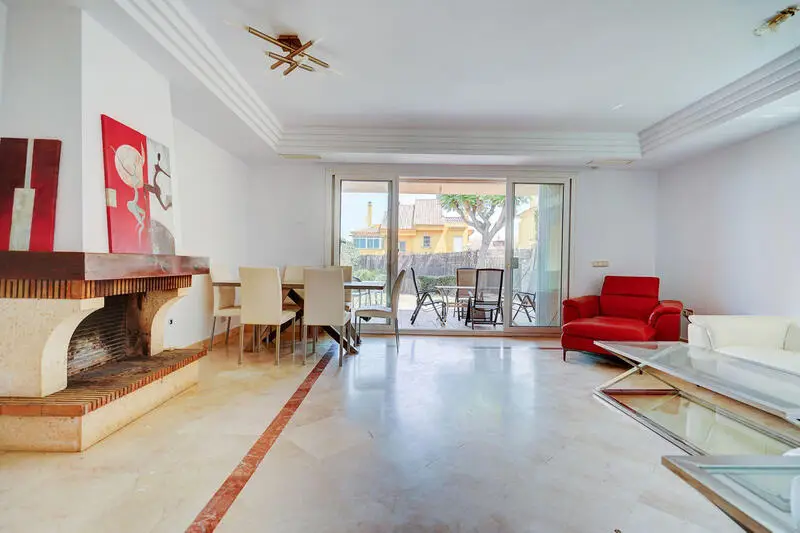 Villa 3 Dormitorios Riviera del Sol Jardin Privado