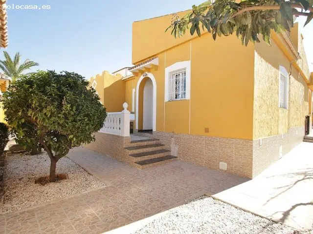 Villa con Piscina Privada y Jacuzzi en La Siesta Torrevieja