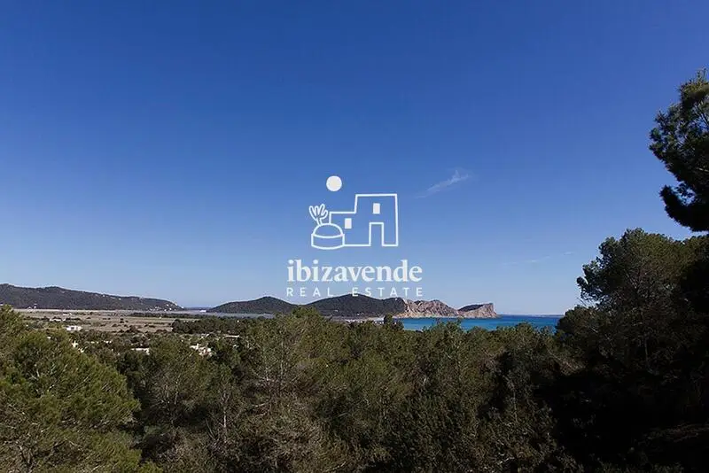 Terreno en Sa Caleta Ibiza: Vistas Panorámicas y Licencia para Construir