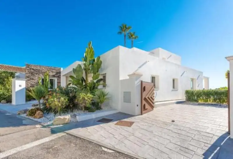 Villa en Alquiler El Paraiso Estepona 4 Dormitorios Piscina Privada