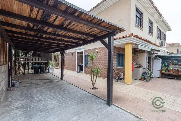 Casa Pareada Familiar en Albolote con Patio y Terraza